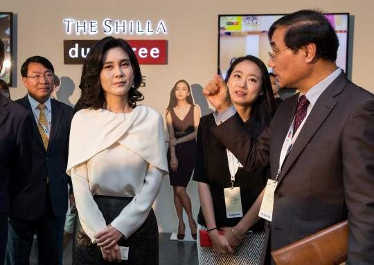 이부진(왼쪽 두 번째) 호텔신라 사장이 9일 중국 상하이 푸둥 히말라야 예술센터에서 열린 한국 관광 활성화를 위한 삼성 관광사업 브랜드 설명회장을 둘러보며 호텔신라 면세사업부장인 차정호(오른쪽 첫 번째) 부사장과 얘기를 나누고 있다.
