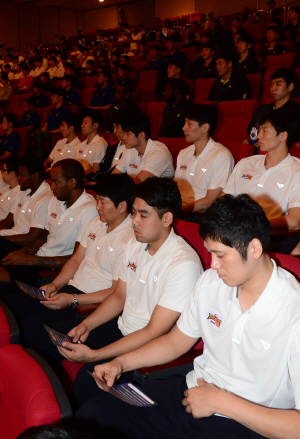 프로농구 10개 구단 선수단이 10일 오전 서울 강남구 언주로 건설회관 강당에서 열린 자정결의대회에 참가, 부정 방지 교육을 받고 있다.    신창섭 기자 bluesky@