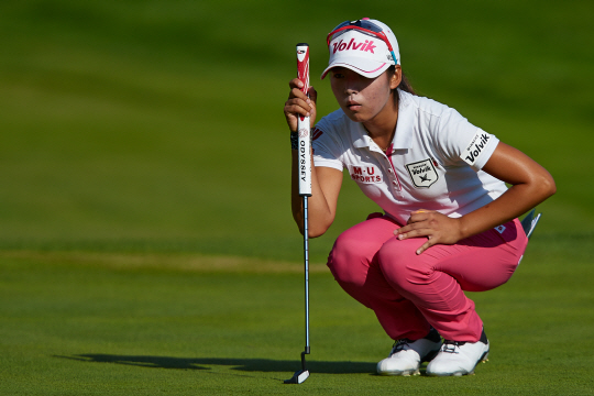 이미향이 11일 오전(한국시간) 프랑스 에비앙레뱅의 에비앙 마스터스 골프장에서 열린 에비앙 챔피언십 1라운드에서 퍼팅을 앞두고 그린을 살펴보고 있다.