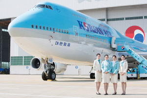 지난 8월 대한항공이 새로 도입한 차세대 항공기 B747-8i를 배경으로 승무원들이 포즈를 취하고 있다.