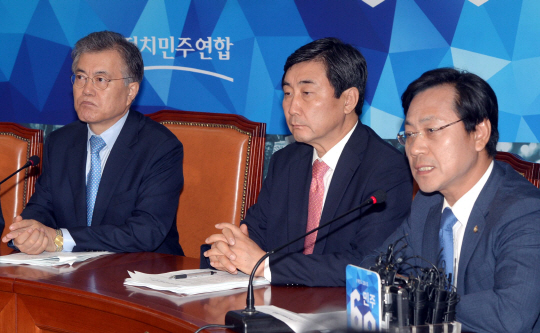 11일 오전 국회에서 열린 새정치민주연합 확대간부회의에서 문재인(왼쪽) 대표와 이종걸(가운데) 원내대표가 오영식 최고위원의 발언을 심각한 표정으로 듣고 있다.