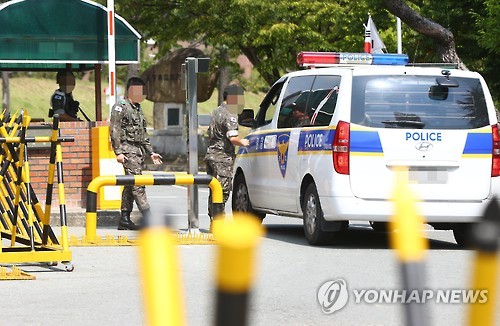 (대구=연합뉴스) 11일 오전 대구의 한 군부대서 수류탄이 터져 교관 1명이 사망하고 훈련병 등 2명이 다쳤다. 경찰이 해당 군부대에 들어가고 있다.