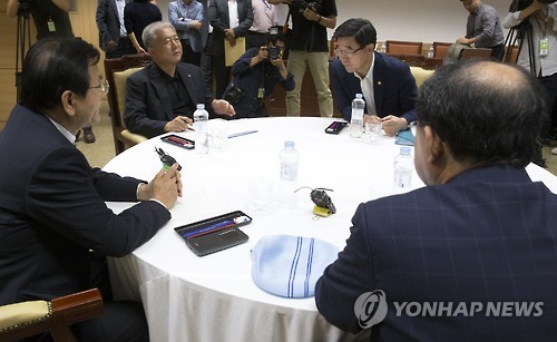 13일 오후 정부서울청사 노사정위 대회의실에서 열린 노사정위원회 4인 대표자회의에 김동만 한국노총 위원장(왼쪽 위부터 시계방향), 이기권 고용노동부 장관, 박병원 한국경영자총협회 회장, 김대환 노사정위원장이 참석해 대화를 하고 있다.