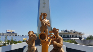 해군은 국군 최초의 대북 응징보복작전인 몽금포작전 승리를 기리는 ‘몽금포작전 전승비’ 제막식을 15일 인천 월미공원에서 개최한다고 14일 밝혔다. 사진은 제막식에 앞서 공개된 전승비 모습.  해군 제공