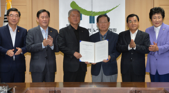 15일 오전 서울 종로구 세종로 정부서울청사 내 경제사회발전노사정위원회 대회의실에서 노사정 대표들이 노동시장 구조개선을 위한 합의문에 서명한 뒤 기념사진을 찍고 있다. 왼쪽부터 이기권 고용노동부 장관, 최경환 부총리 겸 기획재정부 장관, 김동만 한국노총 위원장, 박병원 한국경영자총협회 회장, 김대환 노사정위 위원장, 김정숙 노사정위 공익위원.