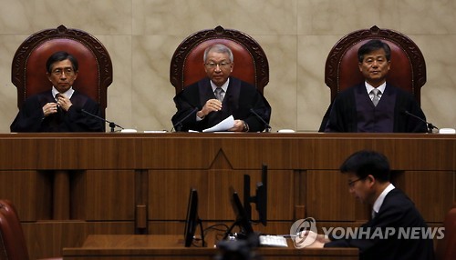 (서울=연합뉴스) 양승태 대법원장(가운데)이 15일 오후 서울 서초동 대법원 대법정에서 열린 대법원 전원합의체 선고를 위해 자리하고 있다. 이날 대법원은 바람을 피우는 등 결혼생활 파탄 원인을 제공한 배우자의 이혼 청구 허용 여부에 대한 판결을 선고했다.