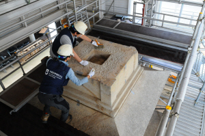 사리 장엄 봉안식에 앞서 국립문화재연구소의 직원들이 석가탑 2층 탑신부 사리공을 살피고 있는 모습.