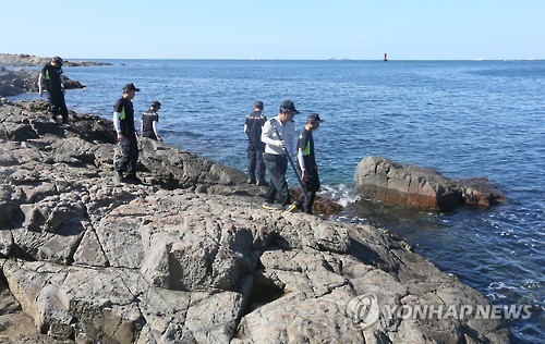 경찰이 지난 8일 제주 추자도 해안에서 돌고래호 실종자를 수색하고 있다. (연합뉴스 자료사진)