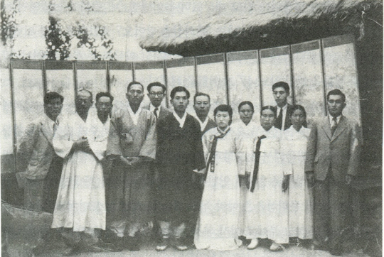 해방 이후 1947년쯤 야산 이달(왼쪽에서 두 번째)이 주역을 가르치던 제자의 결혼식 주례를 선 뒤 찍은 기념사진. 야산의 유일한 사진이다.