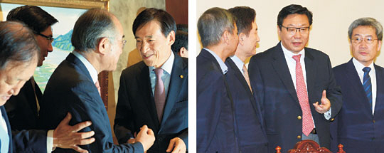 미국 연방공개시장위원회(FOMC)가 기준금리를 동결한 가운데 이주열(왼쪽 사진 오른쪽 첫 번째) 한국은행 총재가 18일 오전 서울 중구 남대문로 한국은행에서 열린 금융협의회에 앞서 시중은행장들과 환담하고 있다. 같은 시간 주형환(오른쪽 사진 오른쪽 두 번째) 기획재정부 1차관은 서울 중구 은행회관에서 열린 거시경제금융회의에 앞서 참석자들과 얘기를 나누고 있다. 김호웅·신창섭 기자 diverkim@