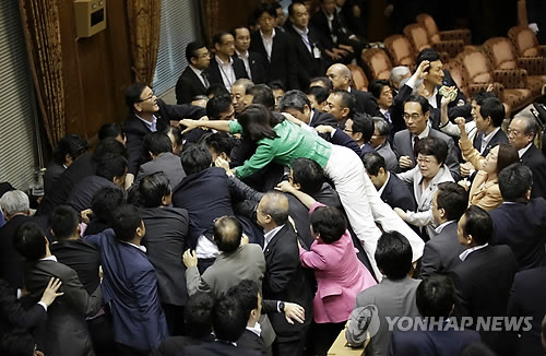 (도쿄 AP=연합뉴스) 일본 여당이 위헌 논란에 휩싸인 ‘집단 자위권 법안’을 참의원 특별위원회(소위원회)에서 강행 처리했다. 연립여당인 자민·공명당 의원들은 17일 참의원 특위에서 민주·유신·공산당 등에 소속된 대다수 야당의원들이 표결에 반대하는 가운데 자위대법 개정안을 비롯한 11개 안보 관련법 제·개정안을 표결, 찬성 다수로 가결했다. 소위원장을 둘러싸고 여야 의원들이 몸싸움을 벌이고 있다.