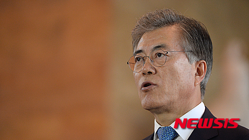 문재인 새정치민주연합 대표가 18일 오후 서울 여의도 국회 본청으로 들어서며 자신의 재신임을 둘러싼 취재진의 질문에 답변하고 있다.