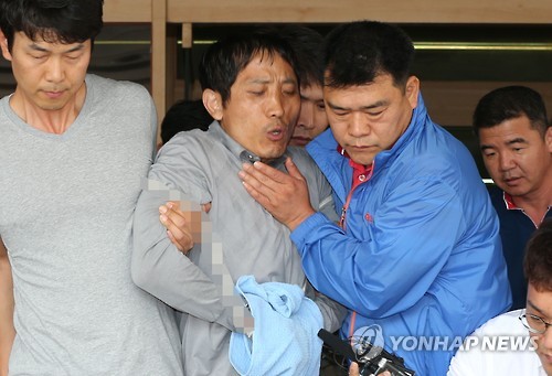 ‘트렁크 시신’ 사건 피의자 김일곤이 19일 오후 영장실질심사를 받기 위해 서울 성동경찰서를 떠나고 있다.