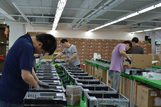 지난 18일 경기 고양시 레드스톤 삼송공장에서 A(28·맨 앞) 씨 등 장애인 직원들이 데스크톱 컴퓨터 조립 작업을 수행하고 있다.