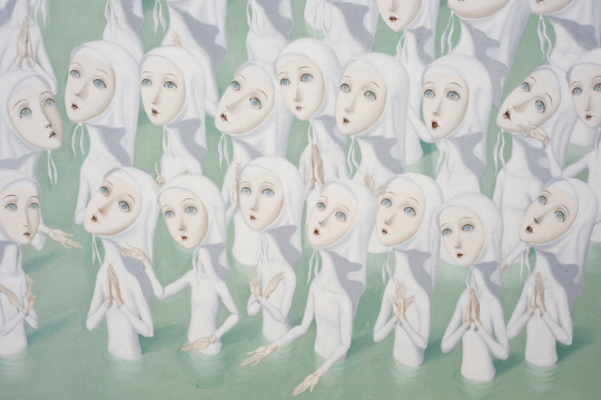 전생역행그림, 2015, 세부, 캔버스 위에 유화. 작가가 전생을 여행하며 어려움에 처했을 때 구해준 소녀들 그림.