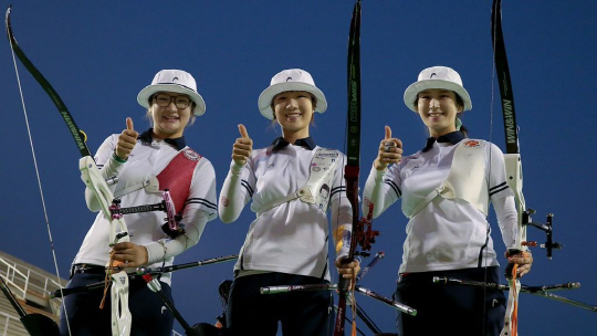 20일(한국시간) 브라질 리우데자네이루 삼바드롬에서 열린 올림픽 테스트 이벤트 양궁 여자 단체전에서 금메달을 획득한 대표팀이 엄지손가락을 치켜세운 채 미소 짓고 있다. 왼쪽부터 강채영, 최미선, 기보배.