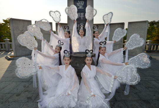 20일 경기 파주시 임진각에서 열린 2015 경북문경 세계군인체육대회 성화 채화식 리허설에서 ‘칠선녀’들이 군무를 추고 있다.