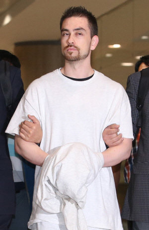 23일 오전 ‘이태원 살인사건’ 용의자 아더 존 패터슨이 도주 16년 만에 한국으로 송환돼 인천국제공항을 통해 입국하고 있다.