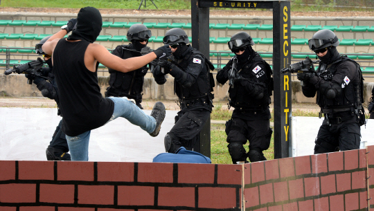 대테러종합훈련을 하고 있는 국군 특수부대 요원들.