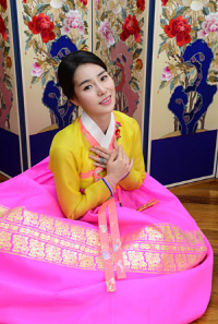 배우 임지연이 데뷔 1년여 만에 충무로 기대주로 급부상한 바탕에는 그의 장점인 끈기와 인내가 깔려 있다. 그는 새 영화 촬영으로 피곤한 기색이 역력했지만 긴 시간 동안 포즈를 취하며 한 번도 힘든 내색을 하지 않고 밝은 표정을 지어 보였다.  신창섭 기자 bluesky@, 한복 협찬=박술녀 한복