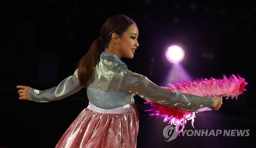 추석 연휴 첫날인 26일 오후 서울 잠실실내체육관에서 열린 ‘메이킨Q 리드믹 올스타즈 2015’에서 손연재가 아리랑 환상곡에 맞춰 오프닝 공연을 펼치고 있다. (서울=연합뉴스)