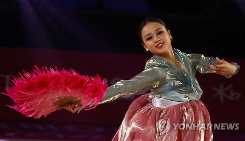 추석 연휴 첫날인 26일 오후 서울 잠실실내체육관에서 열린 ‘메이킨Q 리드믹 올스타즈 2015’에서 손연재가 아리랑 환상곡에 맞춰 오프닝 공연을 펼치고 있다. (서울=연합뉴스)