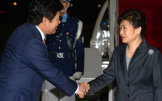 박근혜 대통령이 지난 25∼28일 유엔 총회에 참석한 뒤 30일 오전 전용기를 통해 귀국, 서울공항으로 마중 나온 원유철(왼쪽) 새누리당 원내대표와 악수하고 있다. 뉴시스