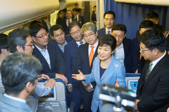 박근혜 대통령이 미국 뉴욕 유엔총회 방문 일정을 마친 뒤 29일 귀국행 전용기 내에서 기자단과 환담하고 있다. 박 대통령 왼쪽으로 천영식 청와대 홍보기획비서관 겸 춘추관장, 민경욱 청와대 대변인이 서 있다.  연합뉴스