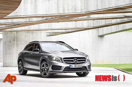 독일 자동차 메르세데스-벤츠의 미국 지사가 제공한 2015년 메르세데스-벤츠 GLA250의 자료사진. 독일 자동차 폭스바겐의 배출가스 조작 사건 파문이 확산하는 가운데 메르세데스-벤츠도 자동차업체 중 2년 연속 연비를 가장 크게 과장해 발표했다는 보고서가 나왔다고 블룸버그통신이 28일(현지시간) 보도했다.