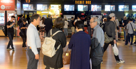 우리 사회의 중추이면서 은퇴 이후를 고민해야 하는 50대는 문화 향수의 욕구는 강하지만 경제나 주변 여건이 여의치 못하다. 하지만 교육수준이나 문화적 잠재력 면에서 볼 때 이들 세대가 앞으로 문화소비의 중심축이 될 가능성이 높다. 1일 서울 시내 한 극장에서 50대 중년들이 영화관람 티켓을 사고 있다. 김선규 기자 ufokim@