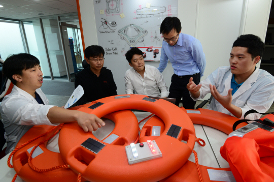 지난 9월 25일 충남 천안 테크노파크에 위치한 충남창조경제혁신센터 본부에서 벤처회사 솔레이텍 직원들이 머리를 맞대고 ‘솔라 튜브’ 디자인 문제에 대해 토론을 벌이고 있다.