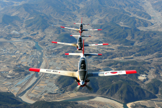 비행 중인 ‘KT-1’.