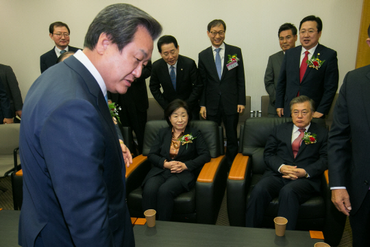 2일 오전 서울 용산구 백범김구기념관에서 열린 제19회 노인의 날 기념식에 앞서 대기실을 찾은 김무성 새누리당 대표가 자리에 앉고 있다. 맞은편에는 먼저 온 문재인(오른쪽) 새정치민주연합 대표, 심상정 정의당 대표가 굳은 표정으로 앉아 있다.  김선규 기자 ufokim@