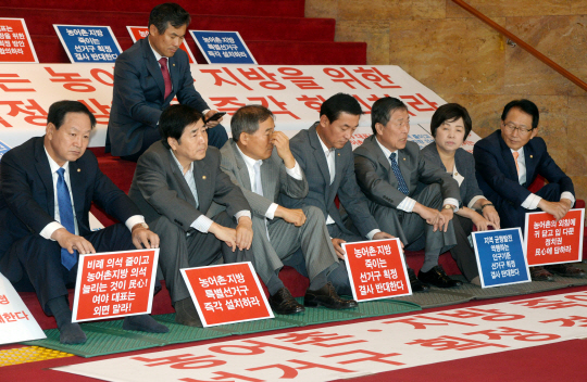 농어촌지방주권지키기 의원모임 소속 여야 의원들이 2일 오전 국회 본청 입구에서 국회의원선거구획정위원회의 내년 총선 지역구 선거구 수 발표 연기를 요구하며 연좌농성을 하고 있다.