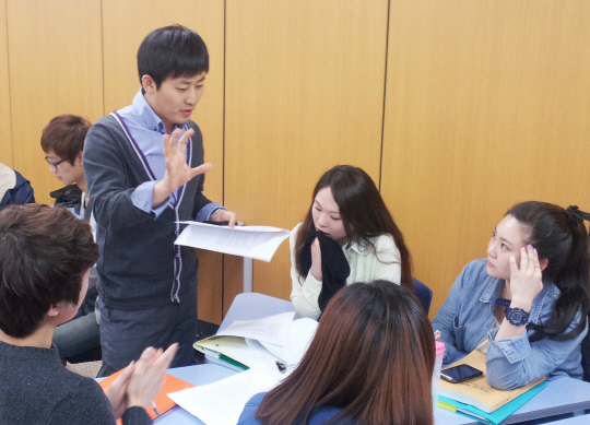 지난해 3월 대구한의대에서 이영희 토닥토닥 협동조합 대표이사가 대구경북지역 대학생을 상대로 취업 및 진로 전문 컨설팅 사업인 ‘DO-DREAM 멘토스쿨’을 진행하고 있다.