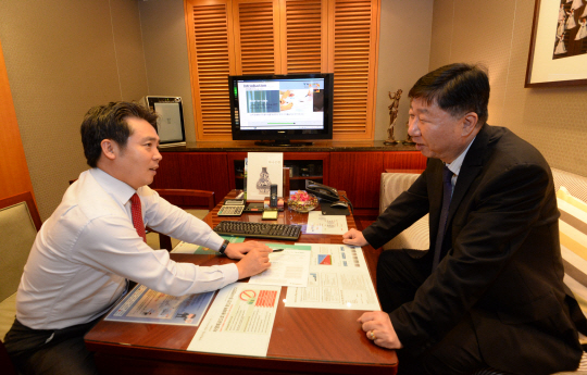 지난 1일 서울 종로구 평창동 융합형 신금융 복합점포인 KEB하나은행 골드클럽에서 한 고객이 은행과 증권, 보험 상품을 원스톱으로 상담받고 있다.   김동훈 기자 dhk@