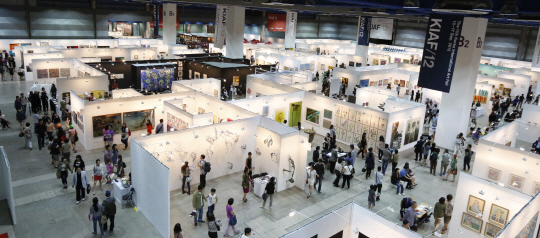 지난해 열렸던 KIAF 행사장 전경. 올해는 일본이 주빈국으로 일본 현대미술작가의 작품이 대거 선보인다.