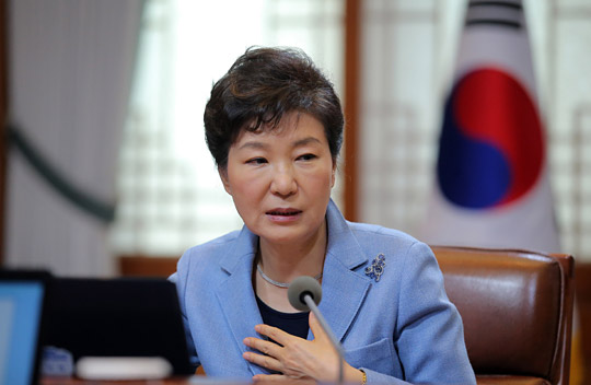 박근혜 대통령이 5일 오전 청와대에서 열린 수석비서관회의에서 가슴에 손을 얹고 금융개혁의 중요성을 강조하고 있다.  연합뉴스