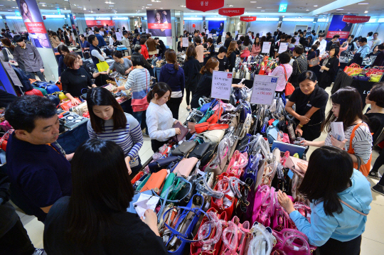 지난 1일 시작된 ‘코리아 블랙프라이데이’의 나흘째이자 첫 휴일인 4일 서울 중구 소공동 롯데백화점 본점이 쇼핑객들로 발 디딜 틈 없이 북적이고 있다.  ●