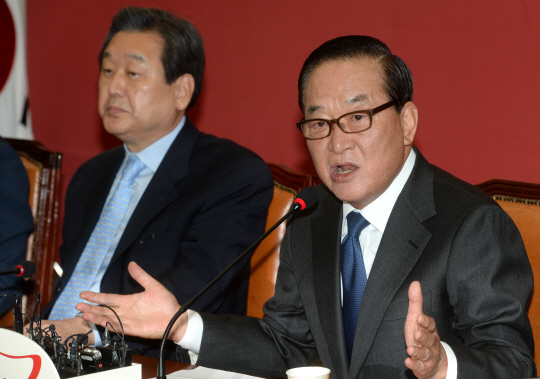 5일 오전 국회에서 열린 새누리당 최고위원회의에서 서청원(오른쪽) 최고위원이 20대 총선 공천 룰과 관련 김무성 대표를 강도 높게 비판하자 김 대표가 굳은 표정을 짓고 있다.