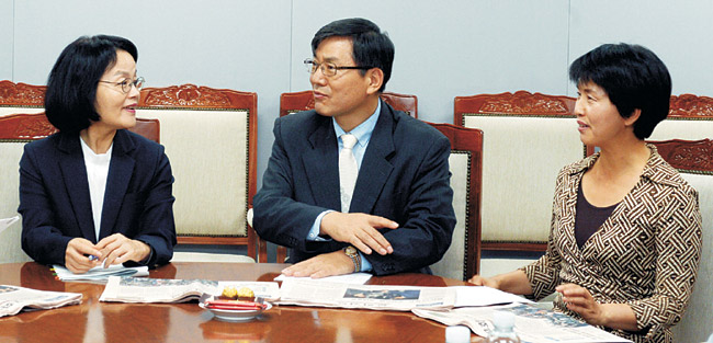 <50代 리포트>“부모부양·자녀지원·노후준비 모두 짊어져 ‘3重苦’”