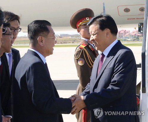 류윈산(劉雲山) 공산당 중앙정치국 상무위원이 북한 노동당 창건 70주년 기념일을 하루 앞둔 어제 평양 순안국제공항에 도착해 비행기에서 내리고 있다. (평양 교도=연합뉴스)