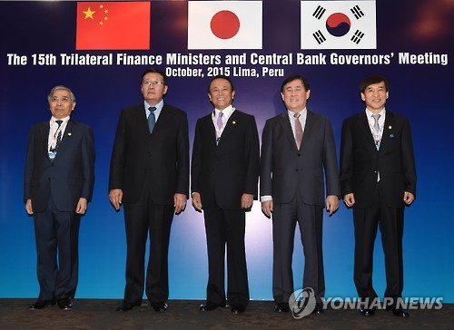 국제통화기금(IMF)·WB 연차총회 참석한 한중일 재무장관들 왼쪽부터 구로다 일본 중앙은행 총재, 러우 지웨이 중국 재무장관, 아소 다로 일본 재무장관, 최경환 부총리, 이주열 한국은행 총재.