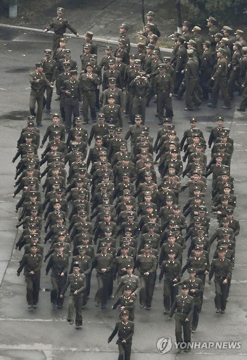 북한 노동당 창건 70주년 기념일인 10일 대규모 열병식이 예정된 가운데 이날 오전 인민군이 평양 김일성 광장 방향으로 이동하고 있다.(평양 교도=연합뉴스)