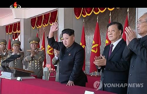 김정은 옆에 나란히 선 류윈산 중국공산당 정치국 상무위원 (AP=연합뉴스)