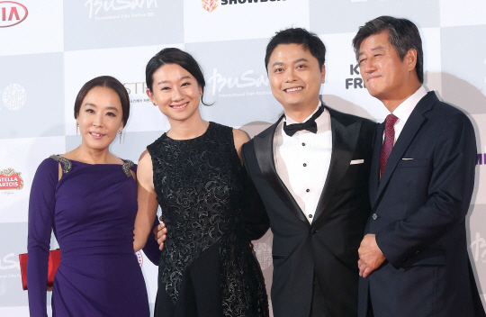 10일 부산 해운대구 영화의전당에서 열린 제20회 부산국제영화제 폐막식에서 강수연(왼쪽부터) 부산영화제 공동 집행위원장과 폐막작 ‘산이 울다’의 빅토리아 혼 프로듀서, 래리 양 감독, 이용관 공동 집행위원장이 포즈를 취하고 있다.
