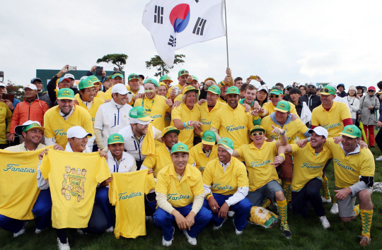 11일 인천 송도 잭니클라우스 골프클럽에서 열린 2015 프레지던츠컵을 관전한 인터내셔널팀 응원단이 아깝게 승리를 놓친 배상문(앞줄 왼쪽에서 4번째)을 위로하며 기념촬영을 하고 있다.  연합뉴스