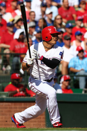 텍사스 레인저스의 추신수가 13일(한국시간) 미국 텍사스주 알링턴의 글로브라이프 파크에서 열린 토론토 블루제이스와의 아메리칸리그 디비전시리즈 4차전 1회 말 첫 타석에서 안타를 때린 후 타구를 바라보고 있다.  AFP연합뉴스