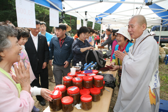 <1사1촌이 행복시대 이끈다>山寺 기도회가 직거래 장터… “싸고 신선” 완판 행진