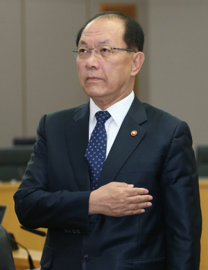 황우여 부총리 겸 교육부 장관이 13일 오전 정부세종청사에서 열린 서울·세종 간 영상 국무회의에서 국기에 대한 경례를 하고 있다.  연합뉴스